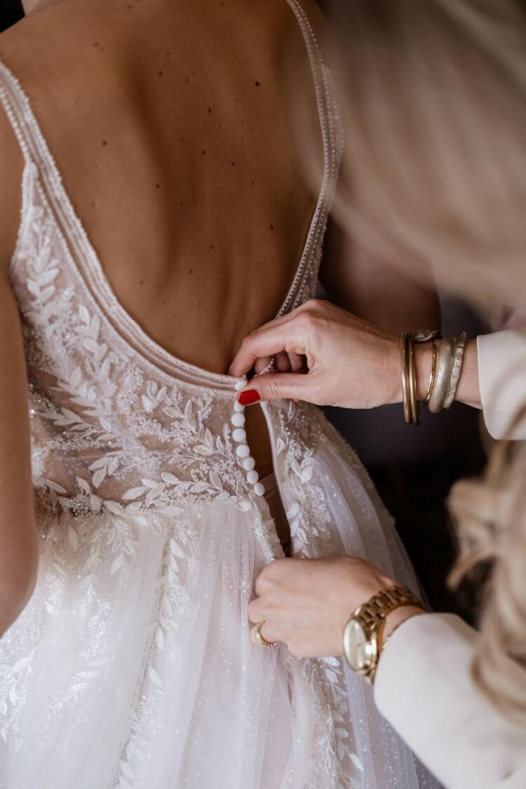 Een bruid wordt opgemaakt door bydebhairbeauty