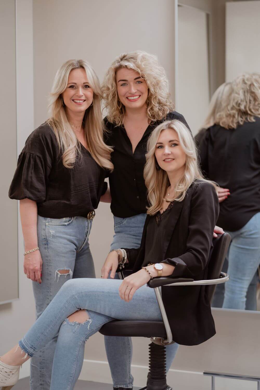 Het team van bydebhairbeauty Drie van de vier teamleden van bydebhairbeauty